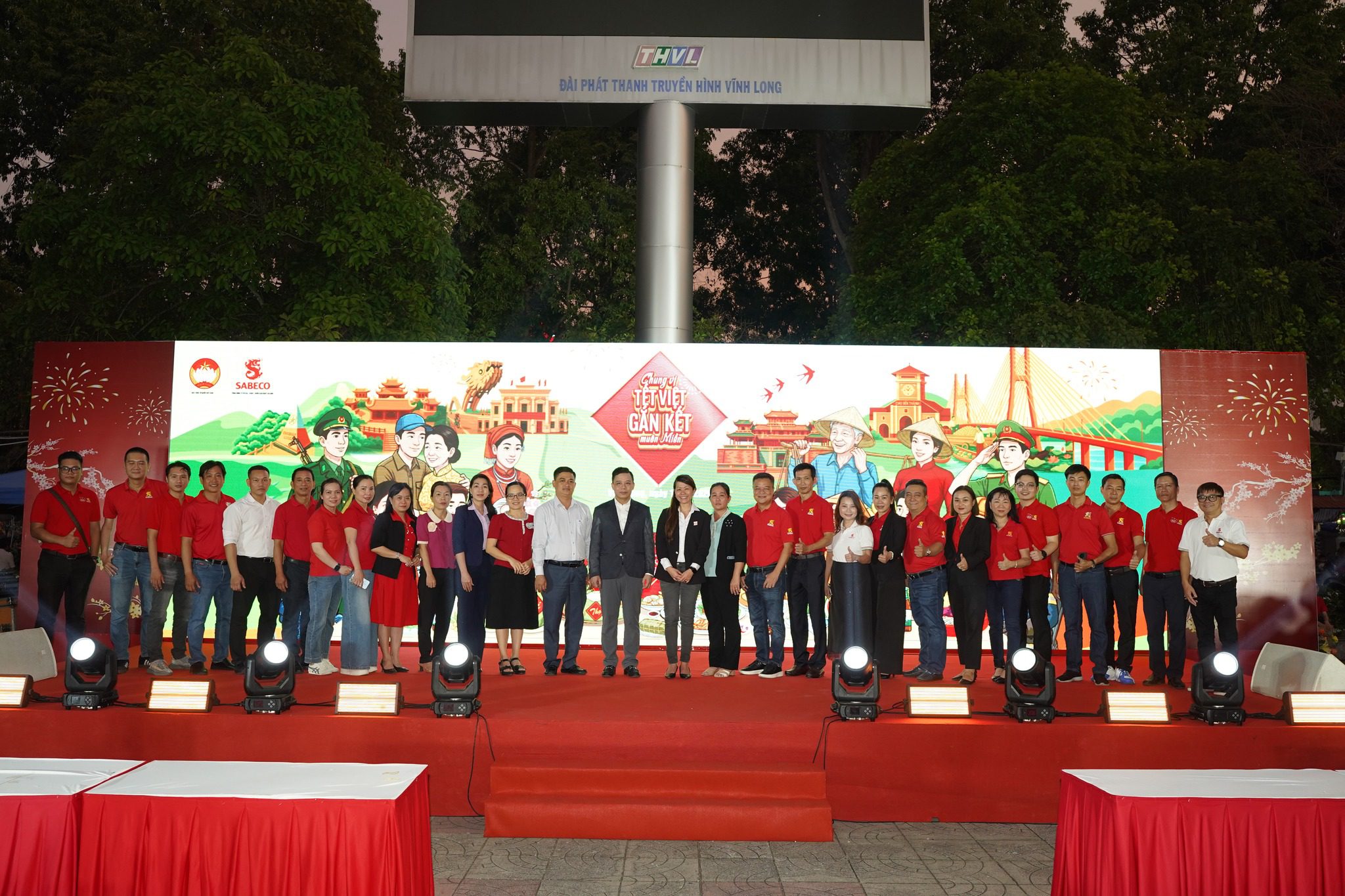 “Chung Vị Tết Việt” lan tỏa tại Vĩnh Long và Cần Thơ: Trao 900 phần quà Tết đến hộ khó khăn “Chung Vị Tết Việt” lan tỏa tại Vĩnh Long và Cần Thơ: Trao 900 phần quà Tết đến hộ khó khăn